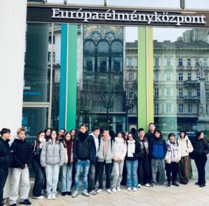 Nemzeti Múzeum, Európa-élményközpont és adventezés-budapesti tanulmányi  kiránduláson járt a 10. C osztály