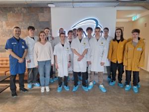 Robotok és gyártósorok között – Üzemlátogatás a Harmannál